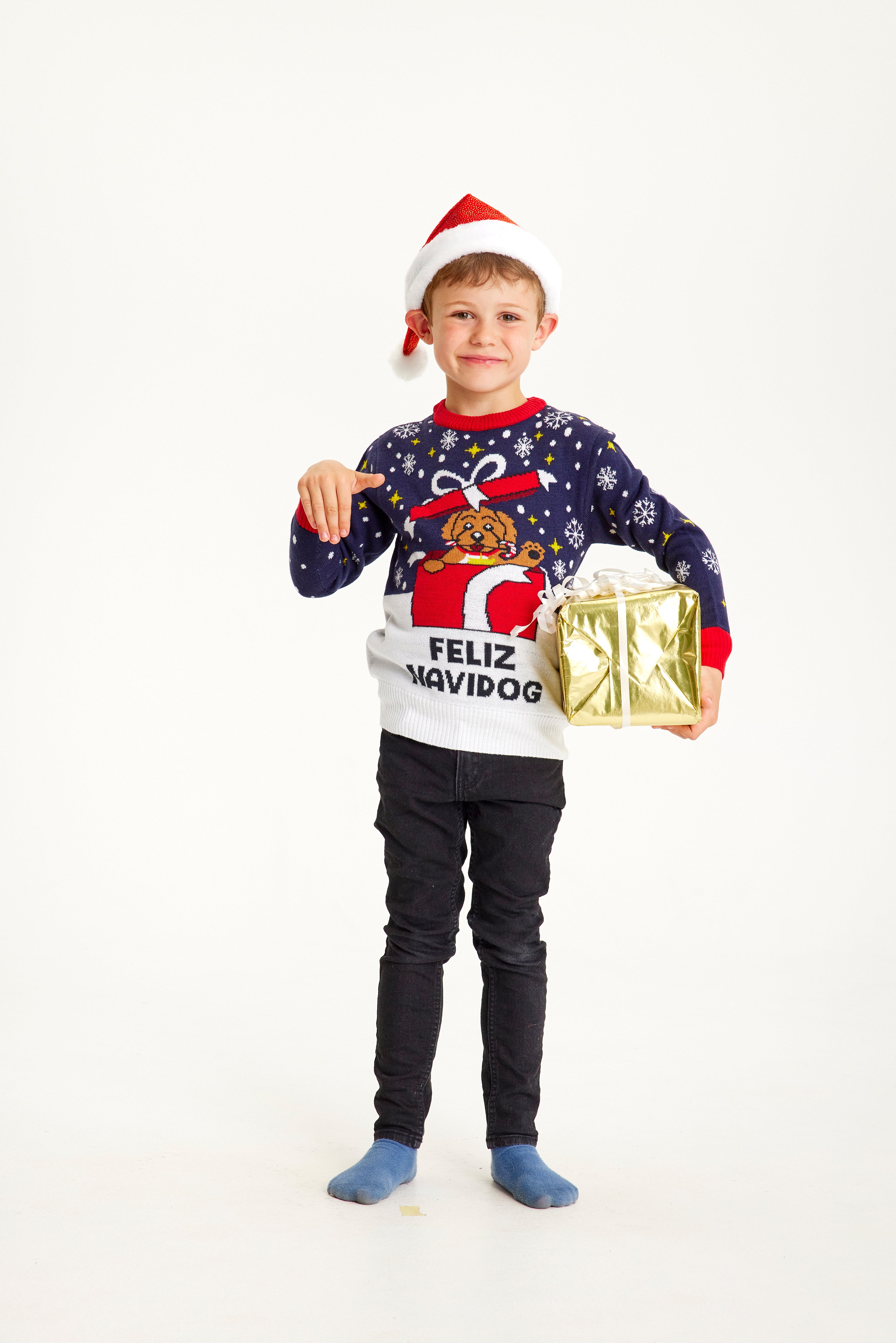 En dreng iført en julesweater med citatet